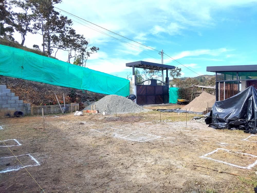 Terreno con el trazado de ejes marcado para la cimentación