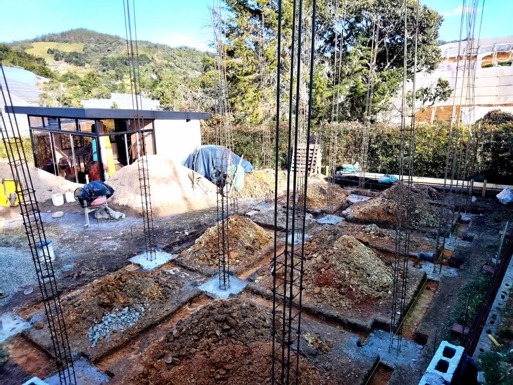 Parrillas de acero de refuerzo armadas sobre las excavaciones