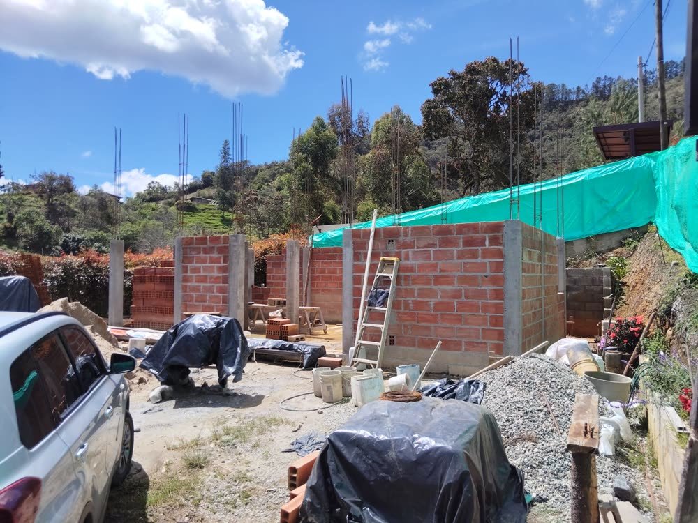 Muros en ladrillo levantados sobre la cimentación