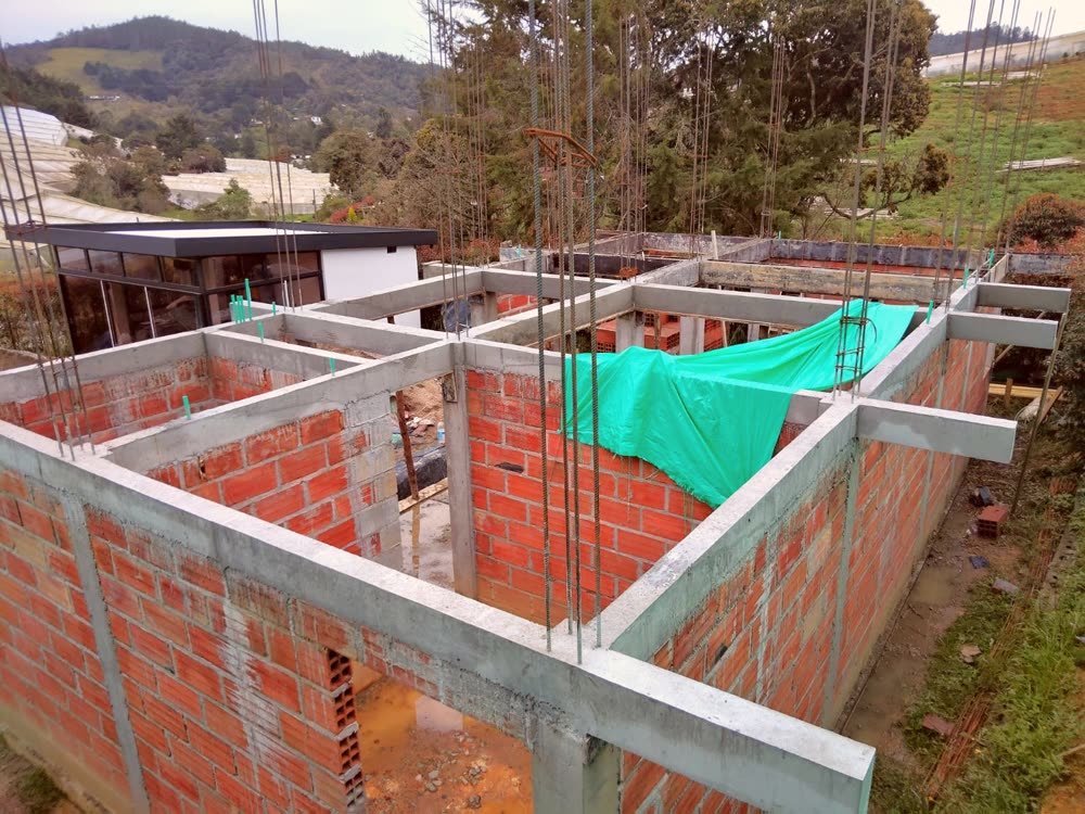 Vigas de amarre y columnas de la primera planta