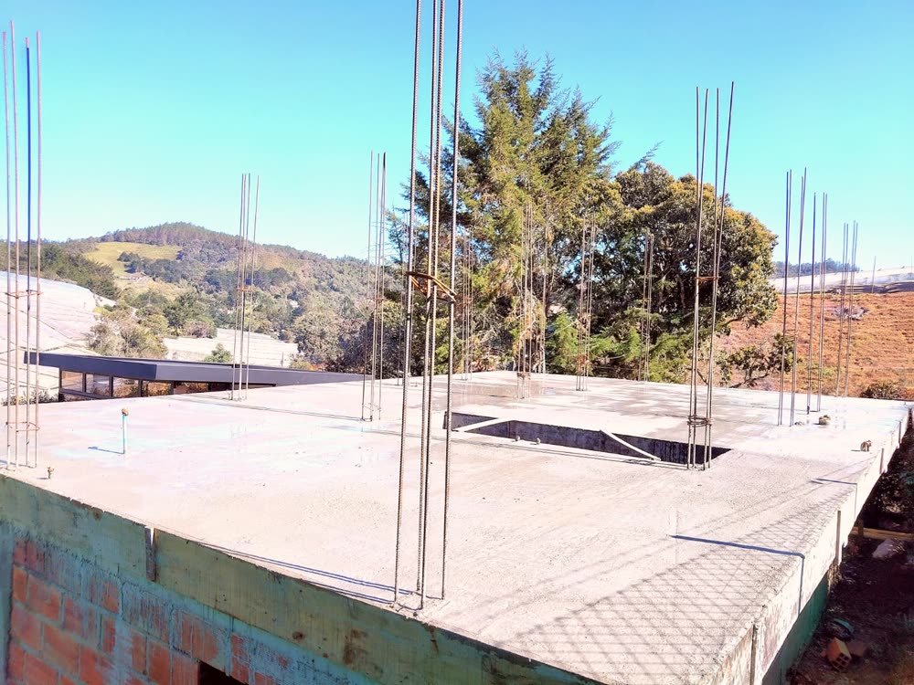 Formaleta y refuerzo listos para fundir la placa de entrepiso
