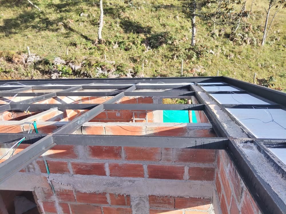 Estructura metálica montada sobre el segundo nivel