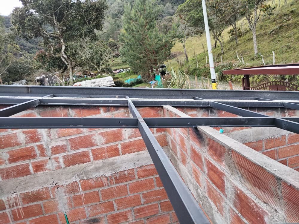 Perfilería de la cubierta instalada sobre los muros