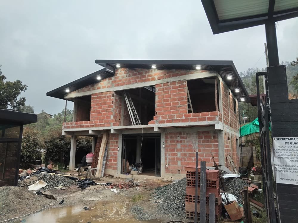 Fachada de la vivienda en obra gris, cerrada y bajo cubierta