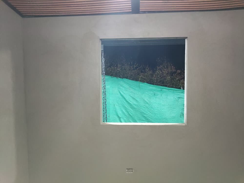 Muro pañetado con el vano de ventana terminado
