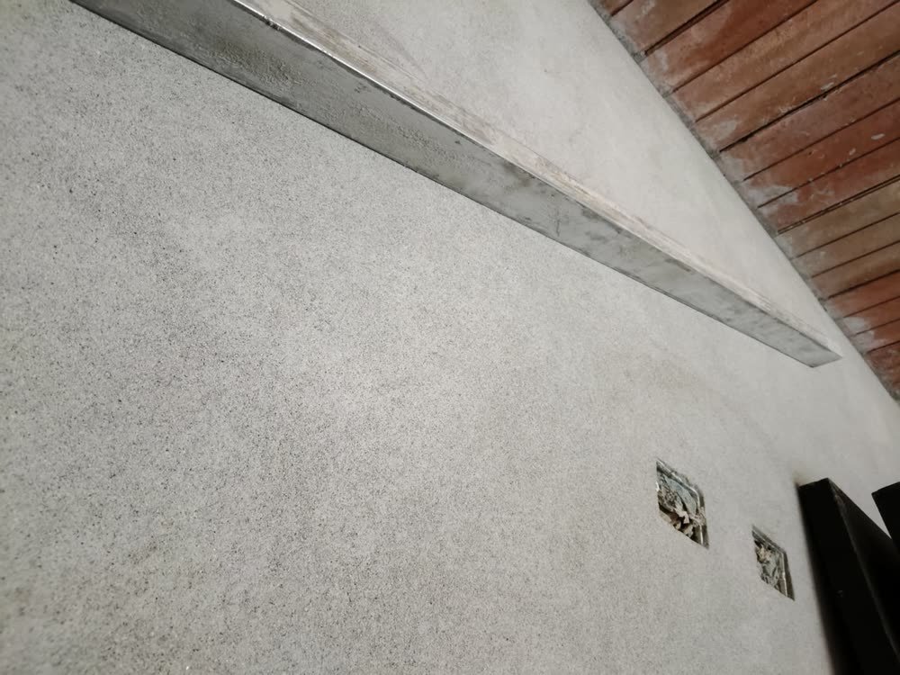 Detalle de viga a la vista y cielo raso en madera