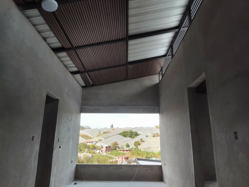 Interior terminado con ventanal hacia el valle